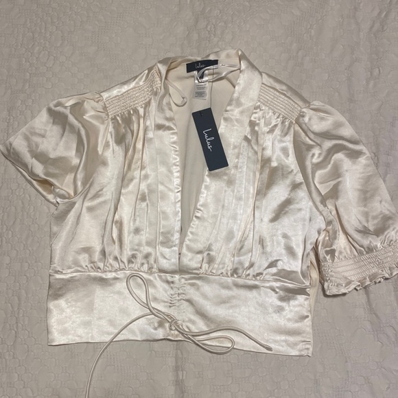 NWT Lulu’s satin puff sleeve tie-front crop top - Picture 3 of 7